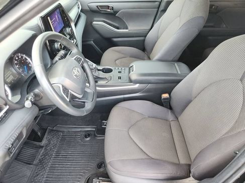 Used 2024 Toyota Highlander LE AWD/4WD image 10