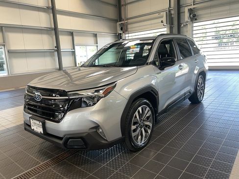 Used 2025 Subaru Forester Touring AWD/4WD image 3
