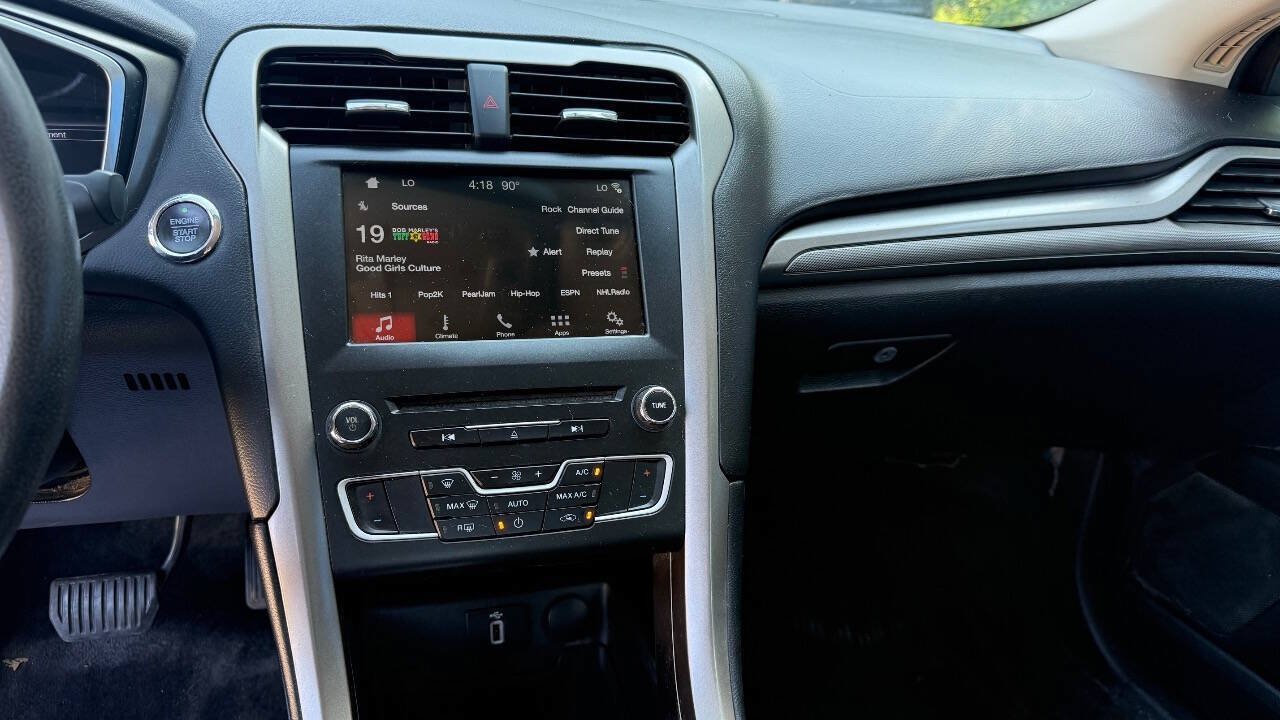 Used 2017 Ford Fusion SE w/ Fusion SE Technology Package FWD image 16