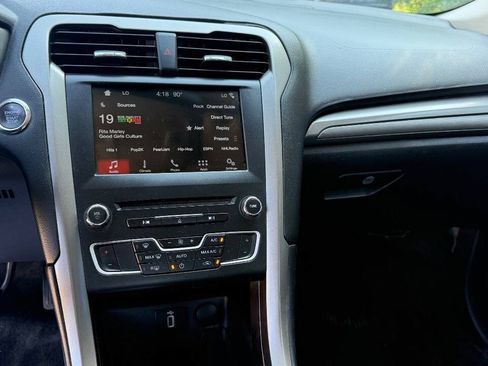 Used 2017 Ford Fusion SE w/ Fusion SE Technology Package FWD image 16