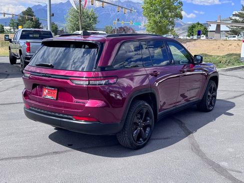 Used 2023 Jeep Grand Cherokee Limited w/ Black Appearance Package AWD/4WD image 7