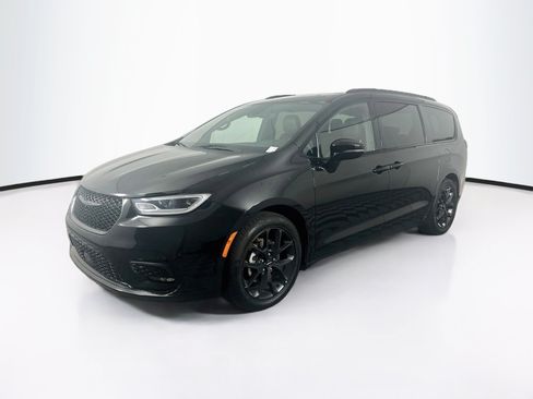 Used 2025 Chrysler Pacifica Limited FWD image 3