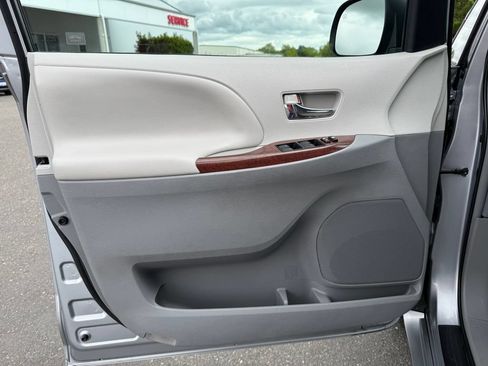 Used 2012 Toyota Sienna XLE FWD image 18