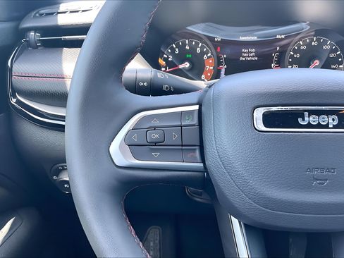 Used 2026 Jeep Compass Trailhawk AWD/4WD image 10