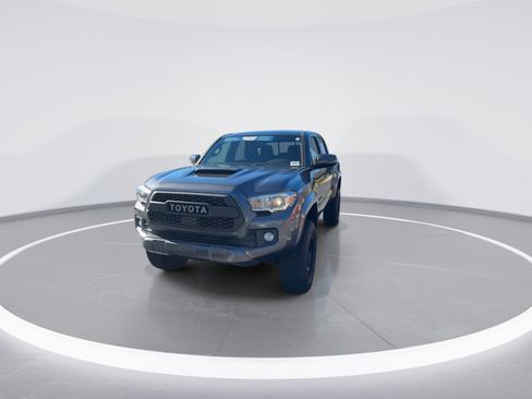 Used 2018 Toyota Tacoma TRD Sport image 3