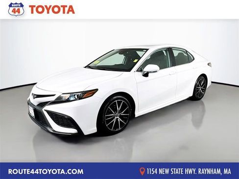 Used 2022 Toyota Camry SE w/ Cold Weather Package image 1