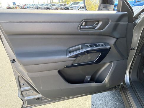 Used 2024 Nissan Pathfinder S AWD/4WD image 10