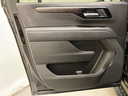 Used 2025 Chevrolet Suburban Z71 AWD/4WD image 12