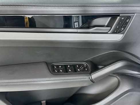 Certified 2025 Porsche Cayenne Coupe AWD/4WD image 11