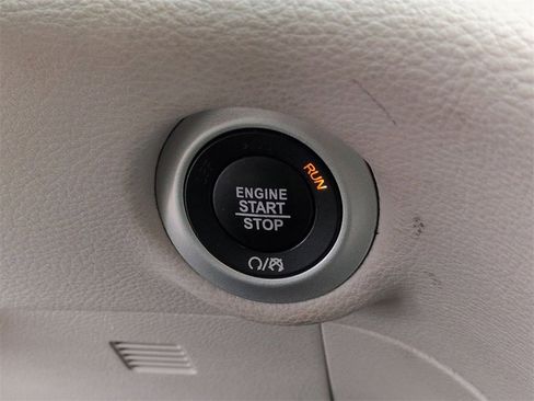 Used 2023 Chrysler Pacifica Limited image 17