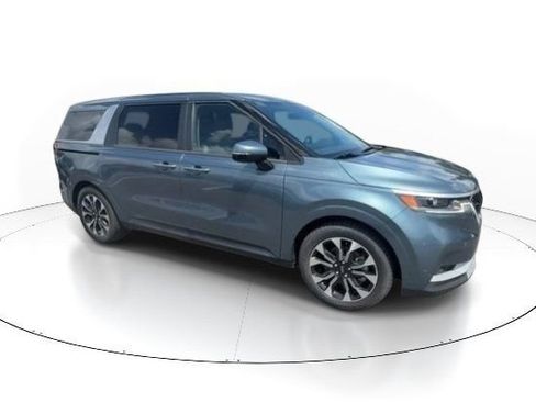 Used 2023 Kia Carnival EX FWD image 3