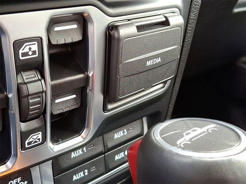 Used 2024 Jeep Gladiator Rubicon w/ Technology Group image 26