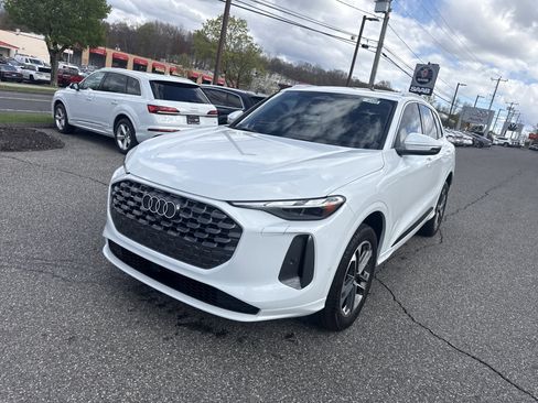 Used 2025 Audi Q5 Premium w/ Convenience Package image 3