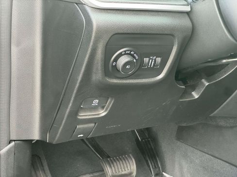 Used 2023 Jeep Grand Cherokee Limited w/ Black Appearance Package AWD/4WD image 14