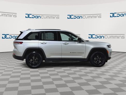 Used 2025 Jeep Grand Cherokee Altitude AWD/4WD image 2