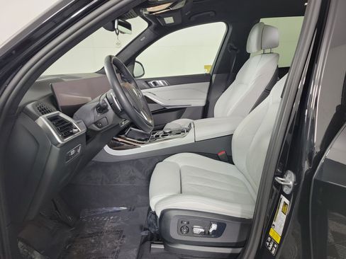 Certified 2023 BMW X7 xDrive40i w/ Premium Package image 9