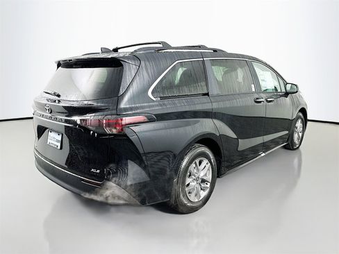 New 2026 Toyota Sienna XLE image 7