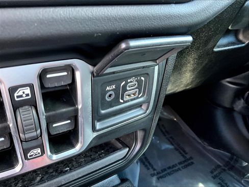 Used 2025 Jeep Wrangler Unlimited Sahara AWD/4WD image 16