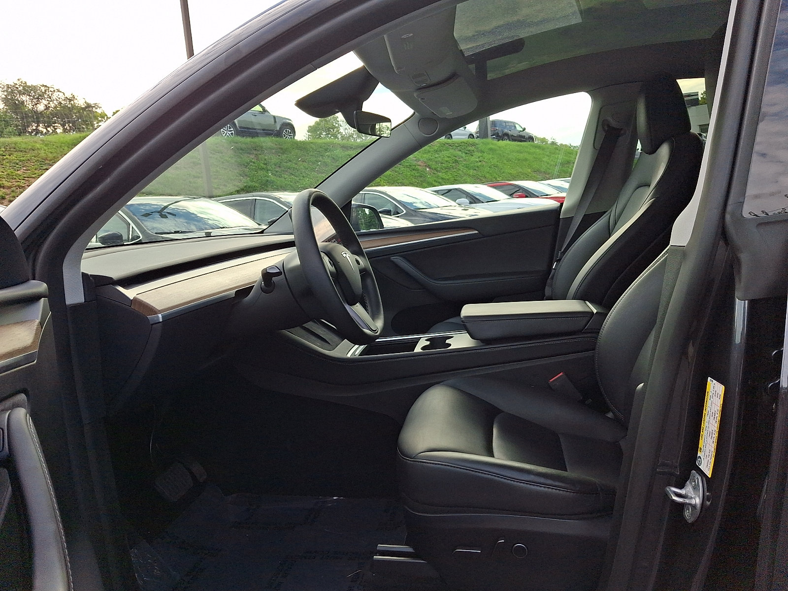 Used 2024 Tesla Model Y Long Range RWD image 12