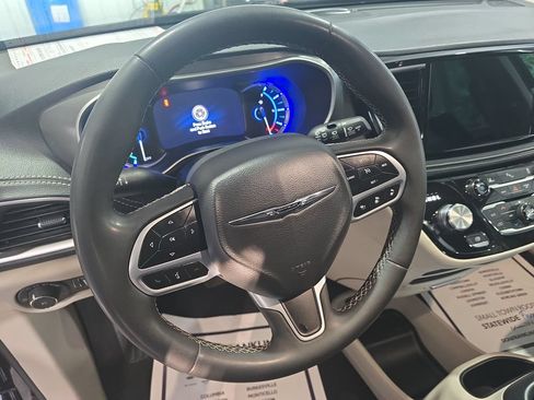 Used 2023 Chrysler Pacifica Touring-L FWD image 16