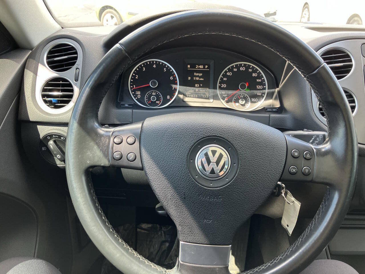 Used 2010 Volkswagen Tiguan SE AWD/4WD image 11