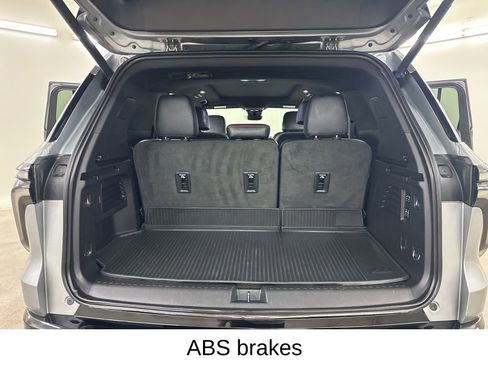 Used 2024 Chevrolet Traverse RS image 27