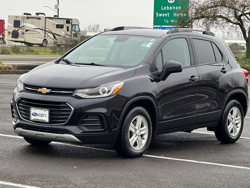 Used 2021 Chevrolet Trax LT w/ LT Convenience Package image 8