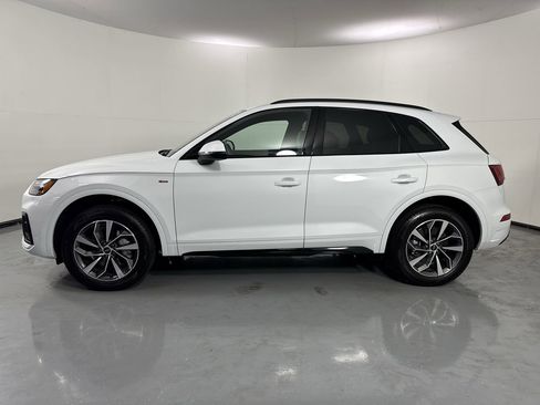 Used 2024 Audi Q5 2.0T Premium w/ Summer of Audi Package AWD/4WD image 2