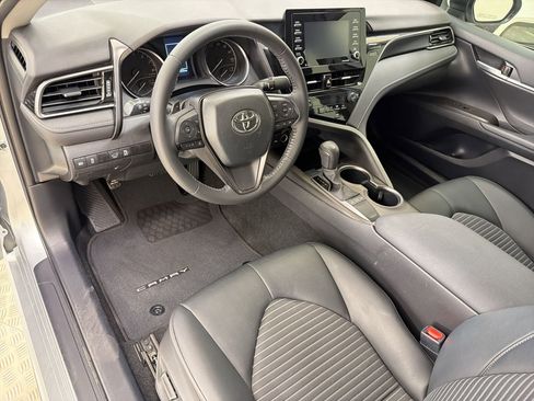Used 2023 Toyota Camry SE image 4
