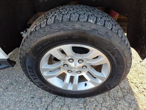 Used 2019 Chevrolet Suburban LT image 9