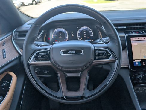 Used 2024 Jeep Grand Cherokee L Summit w/ Luxury Tech Group V AWD/4WD image 16
