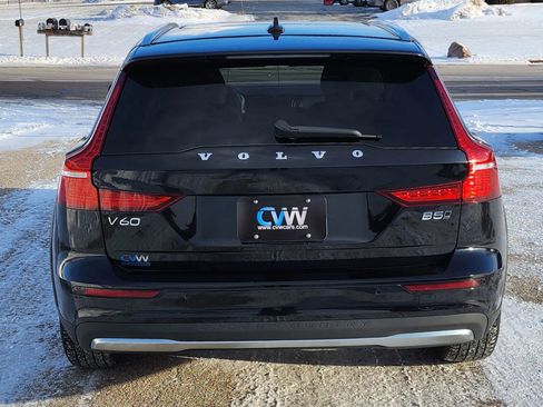 Used 2025 Volvo V60 B5 Cross Country Plus image 10