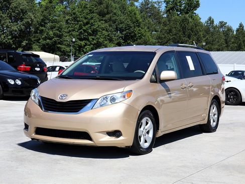 Used 2011 Toyota Sienna LE FWD image 3