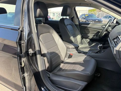 Used 2024 Volkswagen Jetta SE FWD image 16