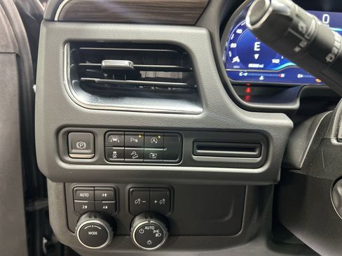 Used 2023 Chevrolet Tahoe Z71 w/ Luxury Package image 19