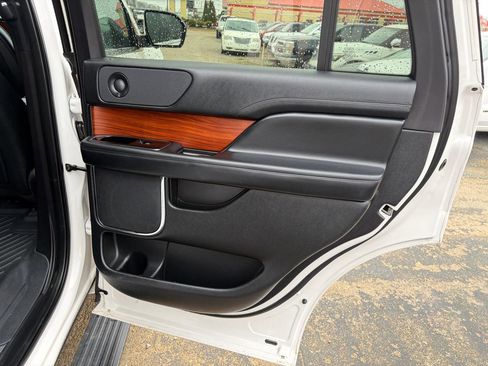 Used 2019 Lincoln Navigator Reserve image 14