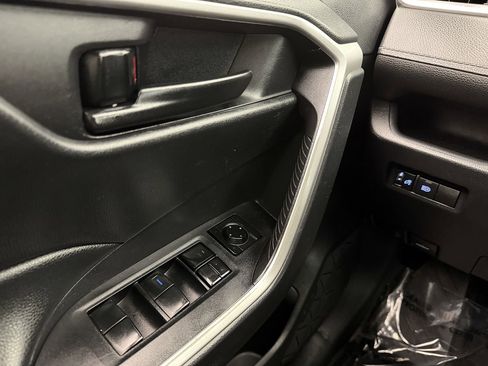 Used 2019 Toyota RAV4 LE image 13