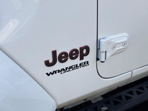Used 2021 Jeep Wrangler Unlimited Rubicon w/ Cold Weather Group AWD/4WD image 6