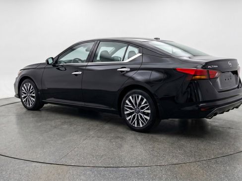 Used 2025 Nissan Altima 2.5 SV FWD image 6