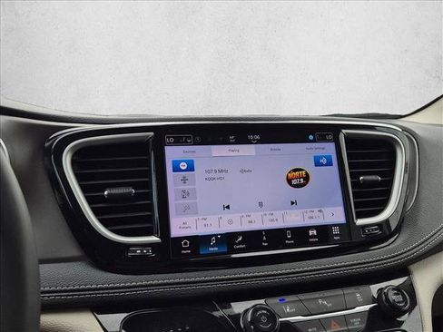 Used 2024 Chrysler Pacifica Limited FWD image 12