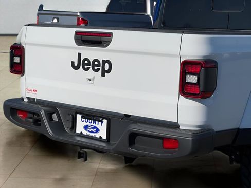 Used 2024 Jeep Gladiator Willys image 39