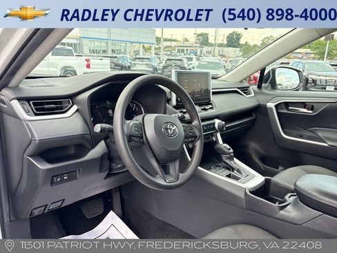 Used 2023 Toyota RAV4 XLE AWD/4WD image 4