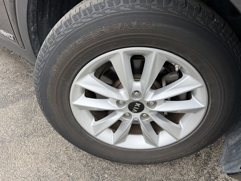 Used 2019 Kia Sorento AWD V6 image 11