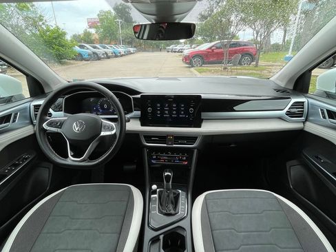 Used 2025 Volkswagen Taos SE FWD image 11