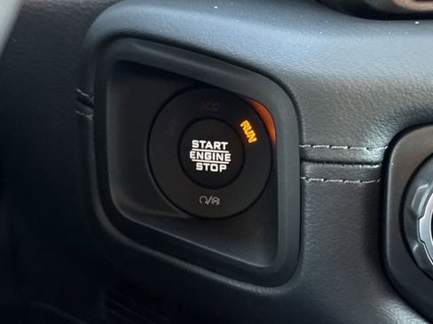 Used 2025 Jeep Gladiator Mojave AWD/4WD image 28