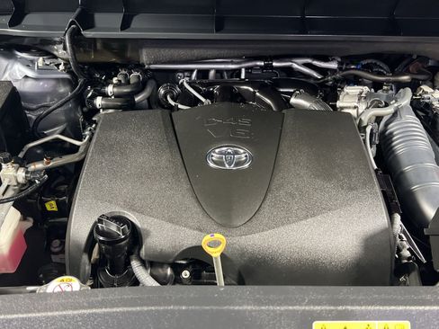 Used 2021 Toyota Highlander XLE AWD/4WD image 31