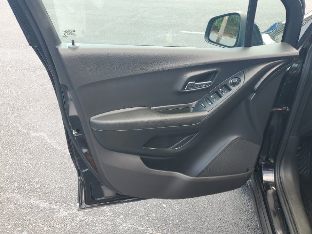 Used 2019 Chevrolet Trax LT w/ Redline Edition FWD image 19