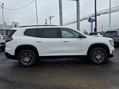 Used 2025 GMC Acadia Elevation image 8