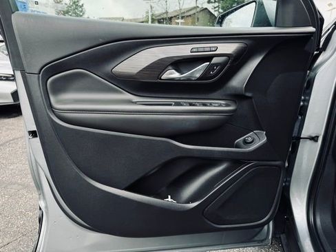 Used 2023 GMC Terrain SLT image 15