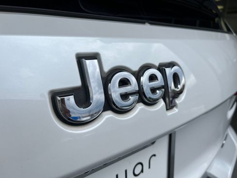 Used 2017 Jeep Grand Cherokee Overland AWD/4WD image 22